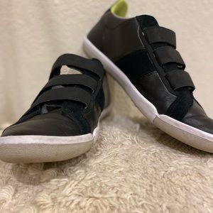 Plae black Velcro sneakers